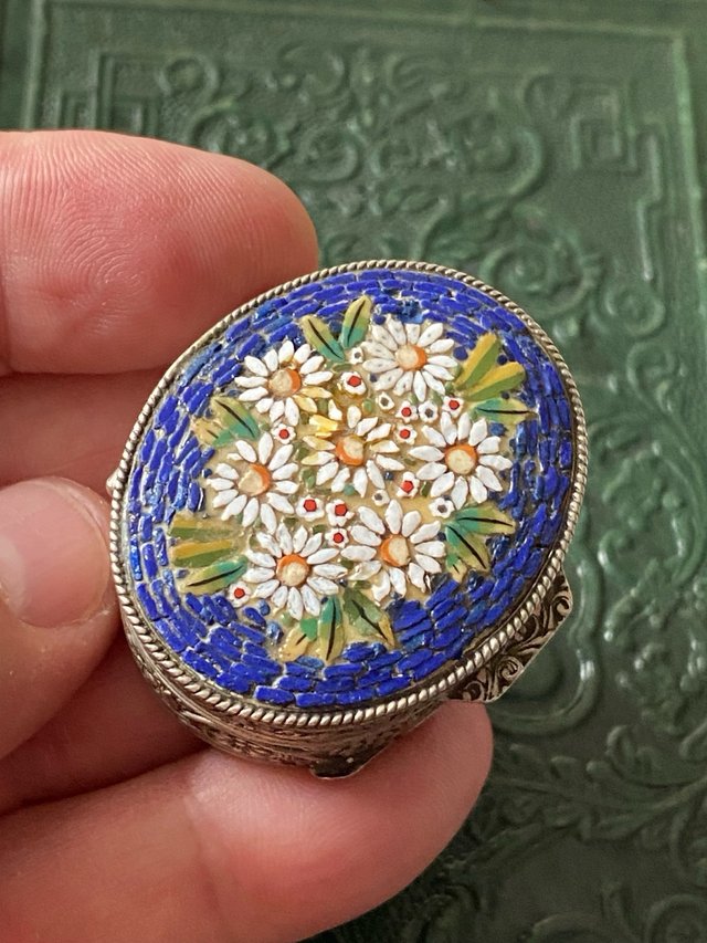 Antigua cajita plata labrada y esmalte flores.