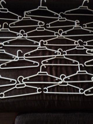 Lote de 40 perchas de plástico