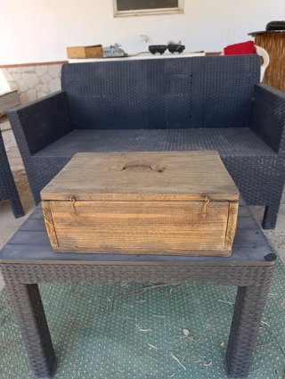 Preciosa Caja de madera antigua con tapa