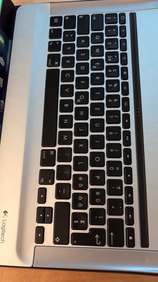 Cover con tastiera retroilluminata Logitech CREATE per iPad Pro