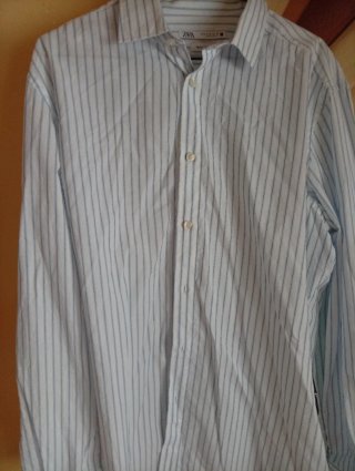 Camisa Zara, blanca y azul