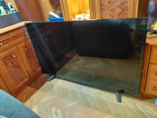 Televisor Negro y Azul