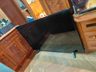 Televisor Negro y Azul