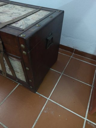 Baúl de madera con mapa mundi