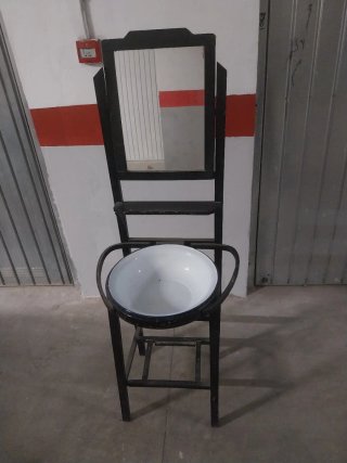 Lavadero antiguo con espejo
