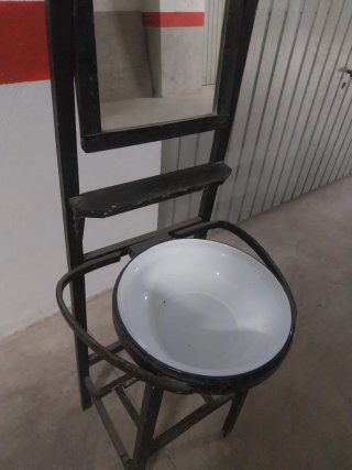 Lavadero antiguo con espejo