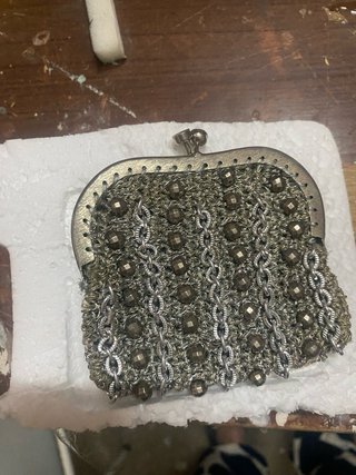 Cartera antigua de metal
