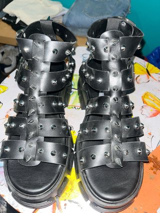 Sandalias de plataforma con un diseño atrevido