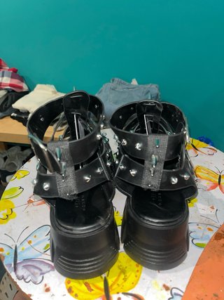 Sandalias de plataforma con un diseño atrevido
