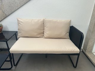 Sofá de jardín beige y negro