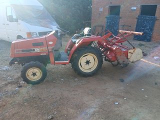 Tractor Mitsubishi Rojo
