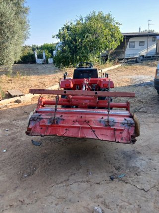 Tractor Mitsubishi Rojo