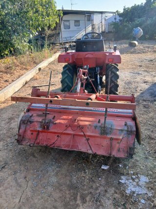 Tractor Mitsubishi Rojo