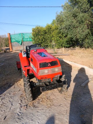 Tractor Mitsubishi Rojo