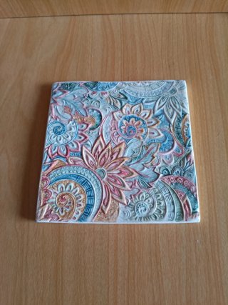 Baldosa cerámica decorada estilo mandala