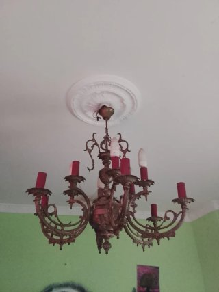 Lámpara de metal dorada y roja