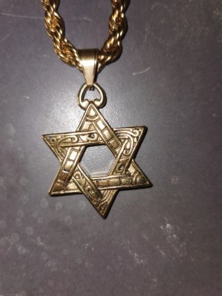 Collares con colgante de calavera  y estrella