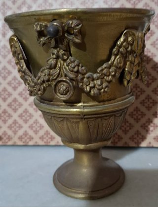 Vecchio calice in ottone decorato