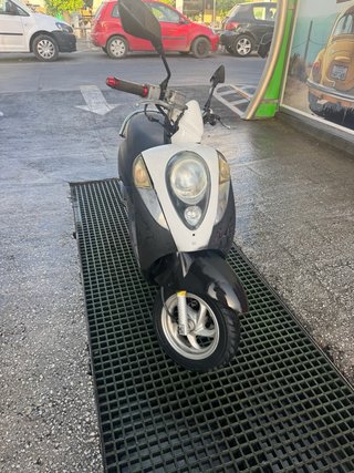 Sym Mio 100 cc Scooter Negra