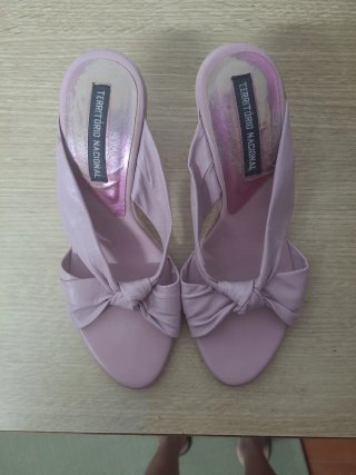 Zapatos de tacón rosa con nudo