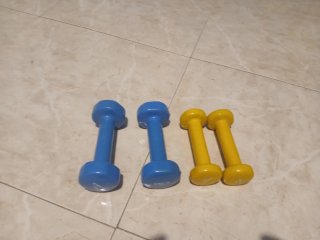 Juego de 4 pesas (2 azules, 2 amarillas)