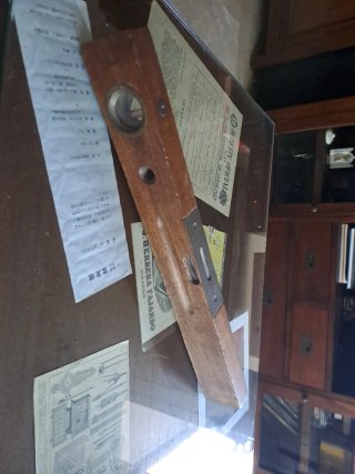 Nivel de madera antiguo. england