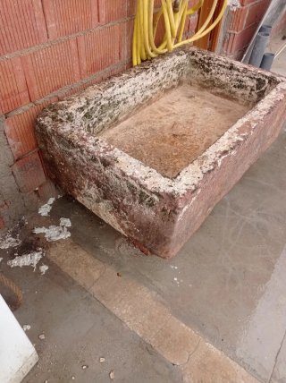 Pila de piedra antigua muy bien conservada