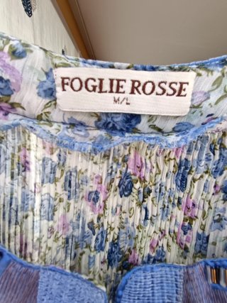 Camiseta floral azul y rosa