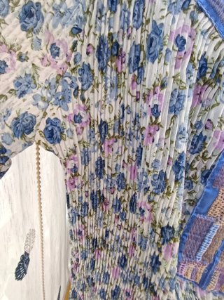 Camiseta floral azul y rosa