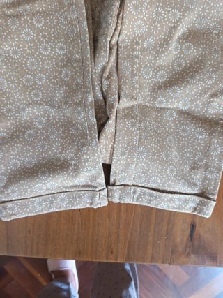 Pantalones beige con estampado blanco