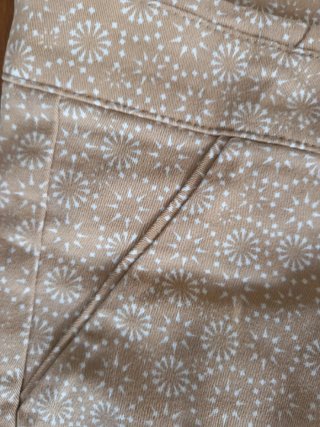 Pantalones beige con estampado blanco