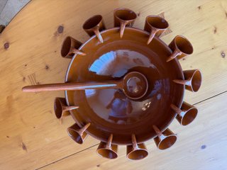 POTE DE QUEIMADA ARTESANAL CON 12 TAZAS Y CUCHARÓN