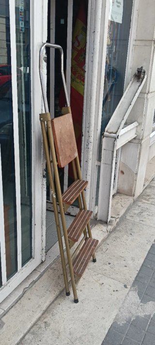 Escalera antigua plegable 4 peldaños
