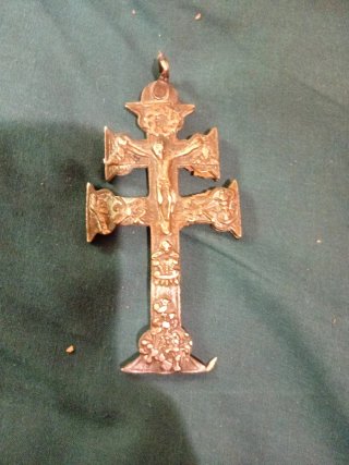 Cruz de bronce antigua con figura de Cristo