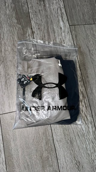 Completo sportivo Under Armour grigio e nero