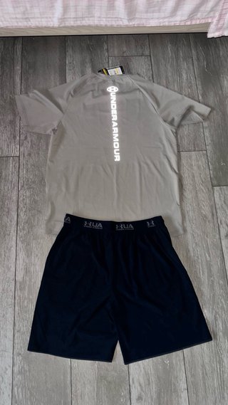 Completo sportivo Under Armour grigio e nero