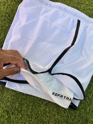 Pantalones cortos blancos con logo