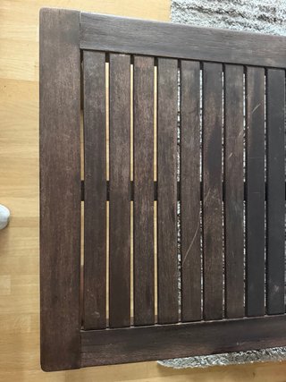 Tavolo da giardino in legno scuro