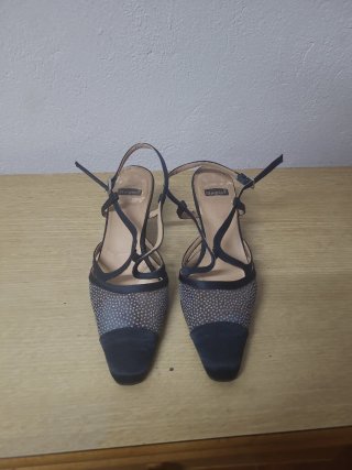 Zapatos de tacón Galper azul marino con brillos.