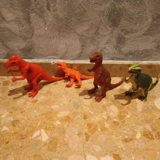 Lote de dinosaurios de juguete