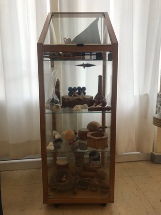 Vetrina espositiva in legno e vetro con ruote