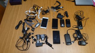 Lotto di 7 cellulari: Sony, Nokia, Samsung, Wiko