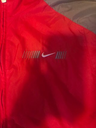 Chaqueta cortavientos Nike roja y gris