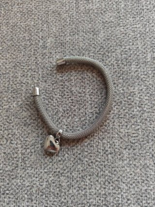 Pulsera de plata con charm de corazón.