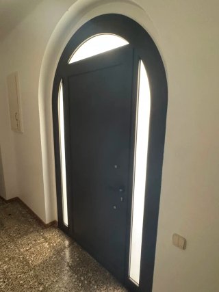 Puerta de entrada moderna con cristal