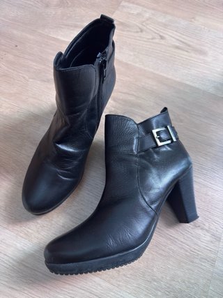 Botines de piel negros con hebilla