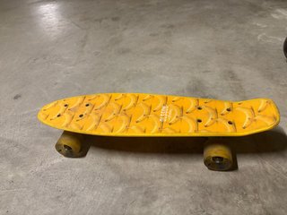 Skate amarillo con diseño de plátanos