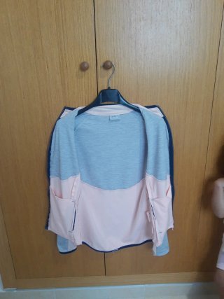 Chándal Decathlon gris y rosa
