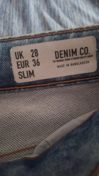 Pantalón corto vaquero desgastado