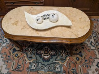 Mesa de mármol y madera con alfombra